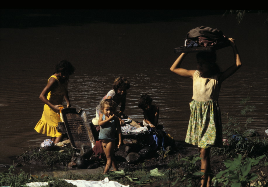 Nicaragua 1980-81 bambine lavando sul Rio Grande 