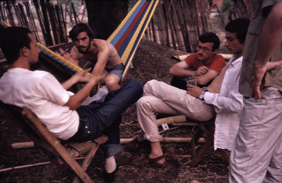 1981- Terrabona - Volontari italianidiscutendo in giardino