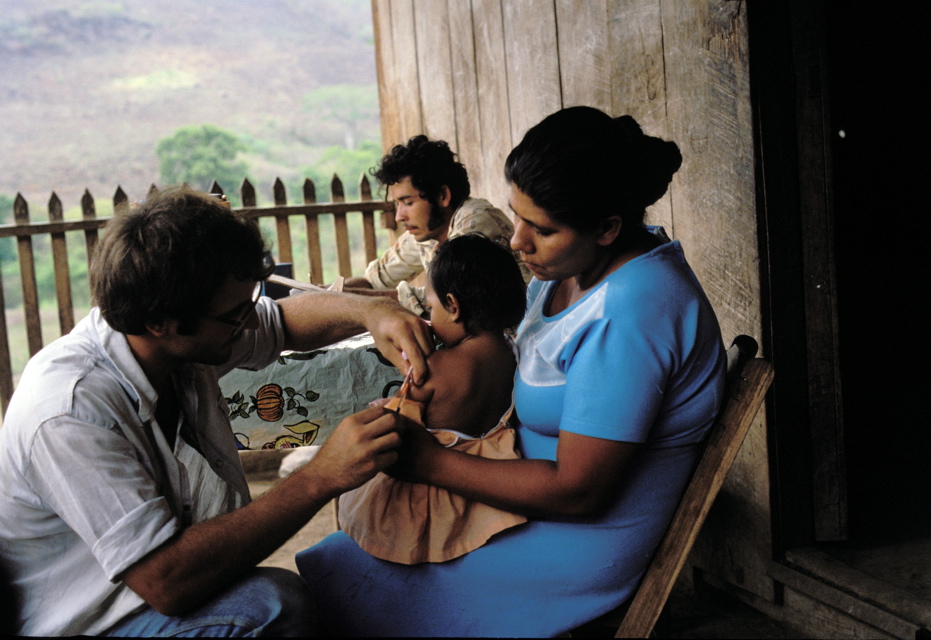Nicaragua 1980-81 Vaccinando