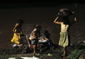 Nicaragua 1980-81 bambine lavando sul Rio Grande 