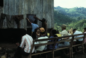 Nicaragua 1982-83 Kuscawas - i compa insegnando
